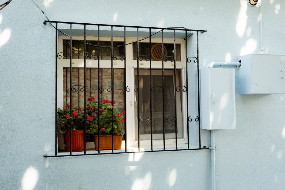 Why Queenstown window grille dirt builds up so fast
